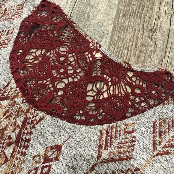 Geometrical print plus size light seater with lace details - Picture 4 of 11